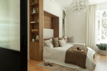 Lit escamotable Limuro en ouverture, démontrant la fluidité du mécanisme et la polyvalence du mobilier sur mesure combinant rangement, bois naturel et design contemporain.