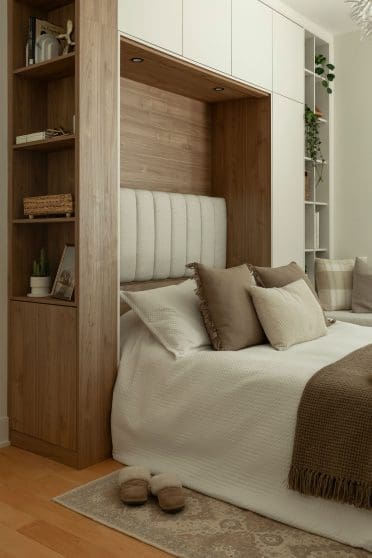 Lit escamotable Limuro en ouverture, démontrant la fluidité du mécanisme et la polyvalence du mobilier sur mesure combinant rangement, bois naturel et design contemporain.