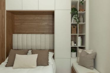Lit escamotable Limuro déployé, intégré dans un mobilier sur mesure en bois clair. La chambre lumineuse se transforme en espace de repos accueillant, alliant design épuré, teintes naturelles et ambiance apaisante.